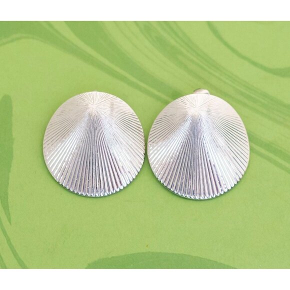 Vintage Silver Tone Beach Shell Stud Earrings by Monet - W5 - Picture 1 of 2